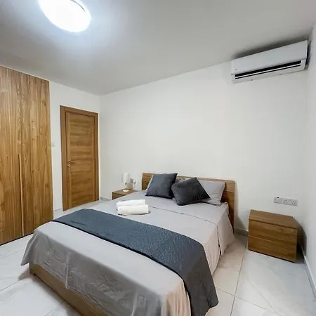 Апартаменты Brand New Flat With A Yard In St Julians Сент Джулианс