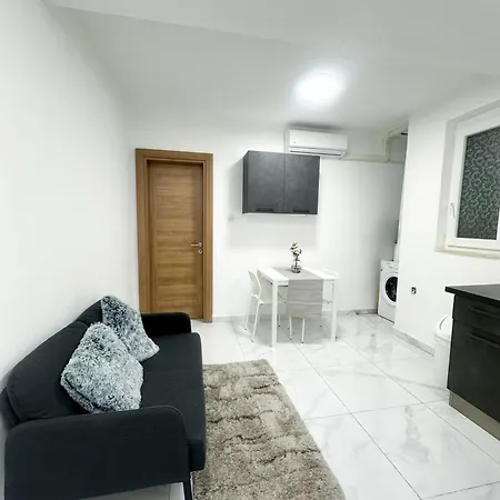 Апартаменты Brand New Flat With A Yard In St Julians