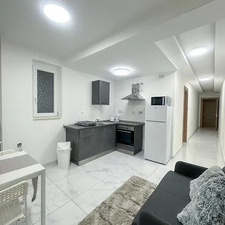 Апартаменты Brand New Flat With A Yard In St Julians Сент Джулианс